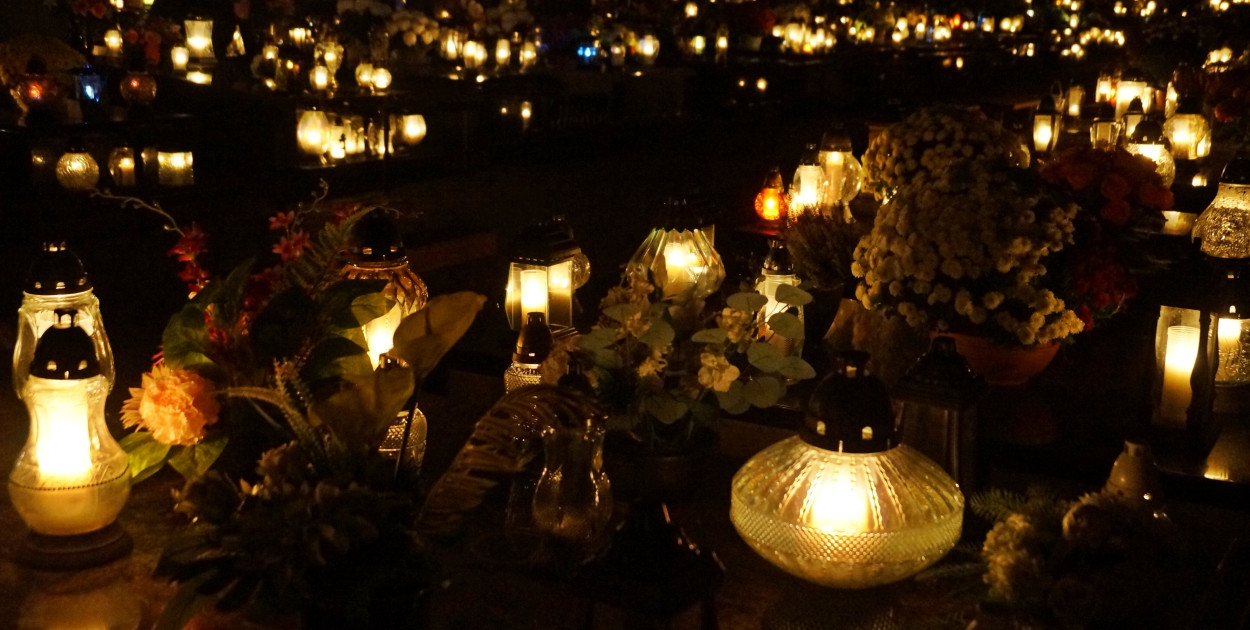 Cmentarz komunalny 1 XI wieczorem - zdjęcia