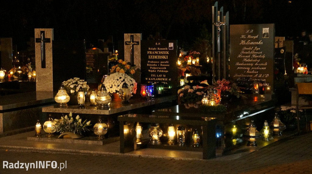 Cmentarz komunalny 1 XI wieczorem - zdjęcia