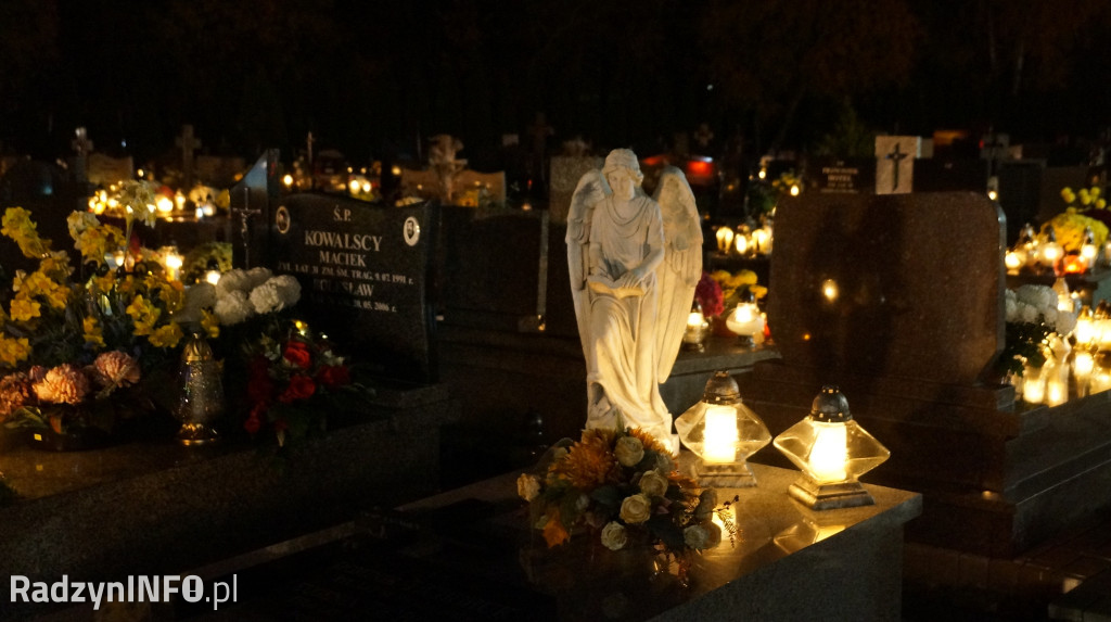 Cmentarz komunalny 1 XI wieczorem - zdjęcia
