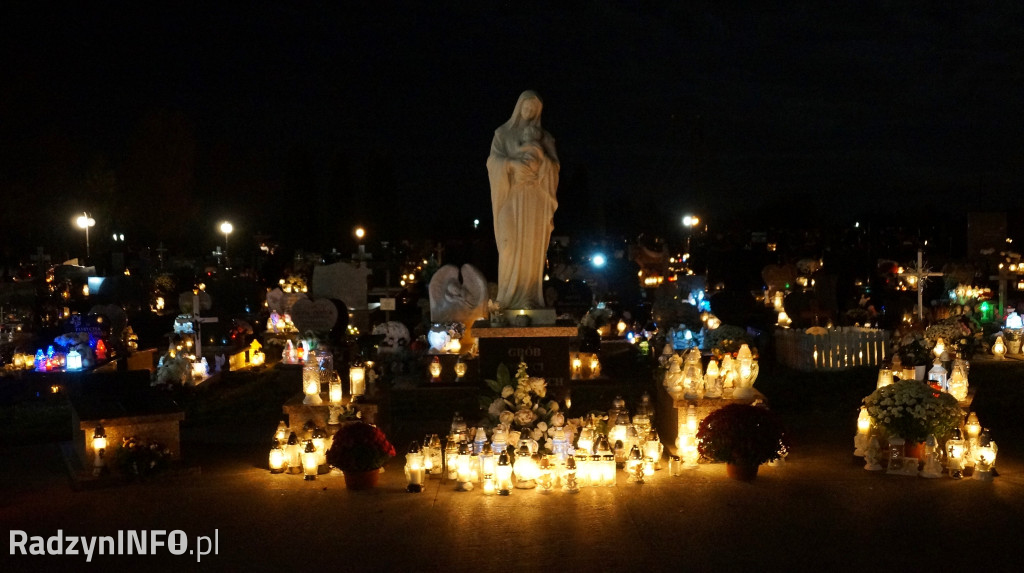 Cmentarz komunalny 1 XI wieczorem - zdjęcia