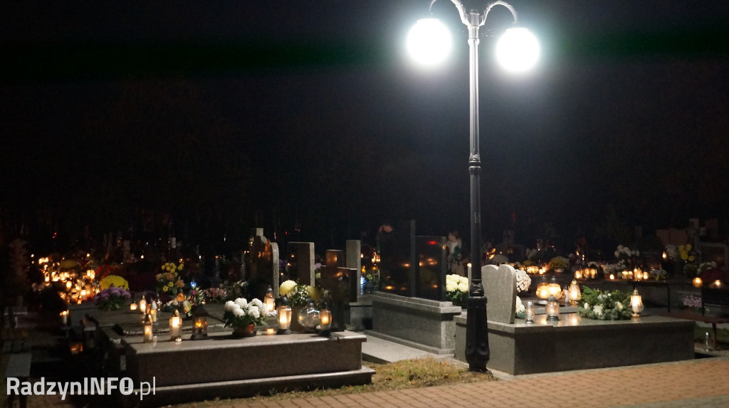 Cmentarz komunalny 1 XI wieczorem - zdjęcia