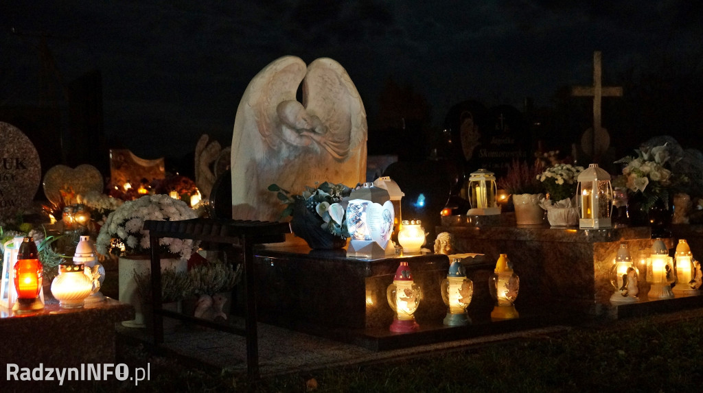 Cmentarz komunalny 1 XI wieczorem - zdjęcia