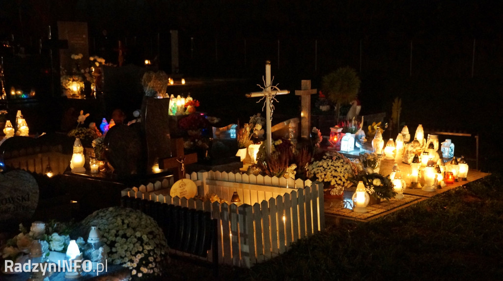 Cmentarz komunalny 1 XI wieczorem - zdjęcia
