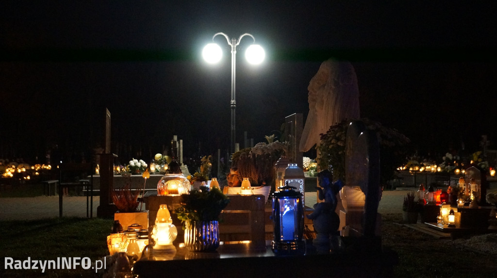 Cmentarz komunalny 1 XI wieczorem - zdjęcia