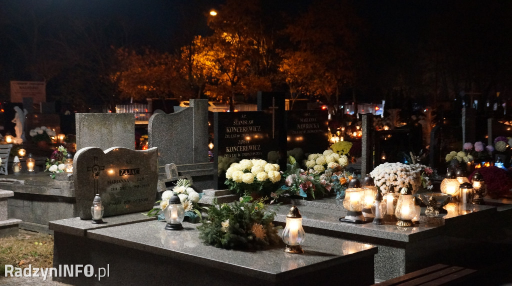Cmentarz komunalny 1 XI wieczorem - zdjęcia