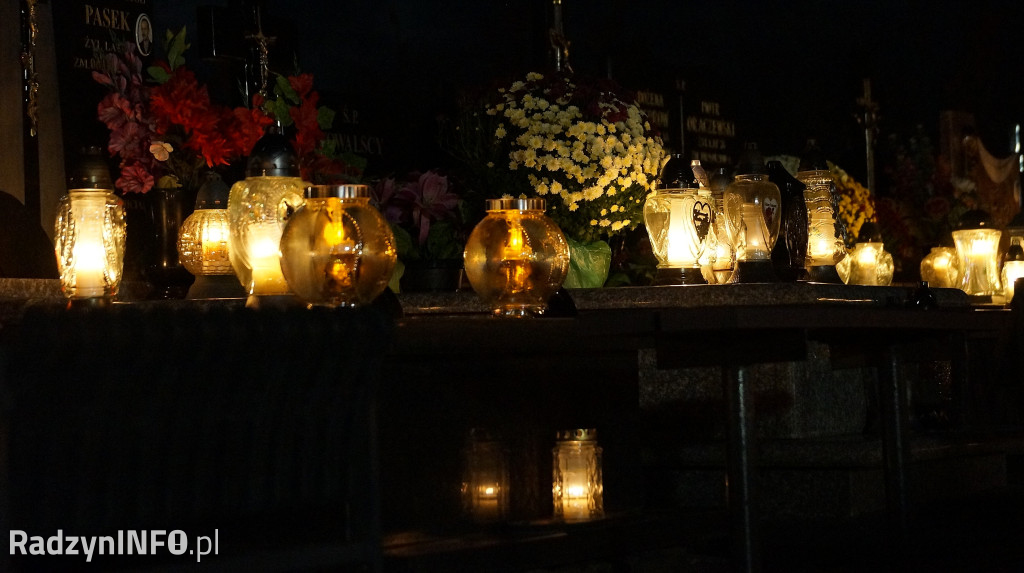 Cmentarz komunalny 1 XI wieczorem - zdjęcia