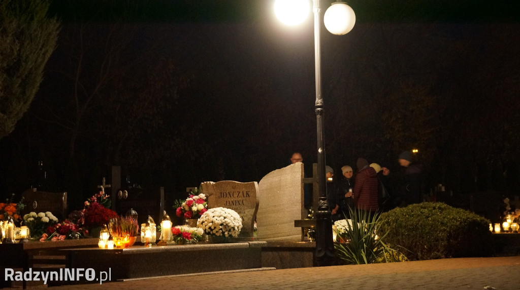 Cmentarz komunalny 1 XI wieczorem - zdjęcia