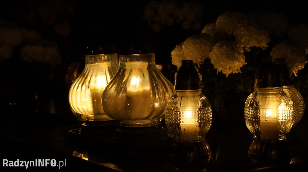 Cmentarz komunalny 1 XI wieczorem - zdjęcia