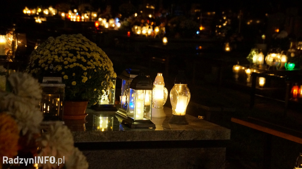 Cmentarz komunalny 1 XI wieczorem - zdjęcia