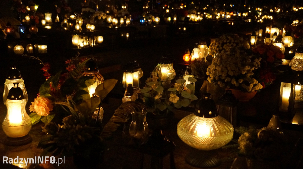 Cmentarz komunalny 1 XI wieczorem - zdjęcia