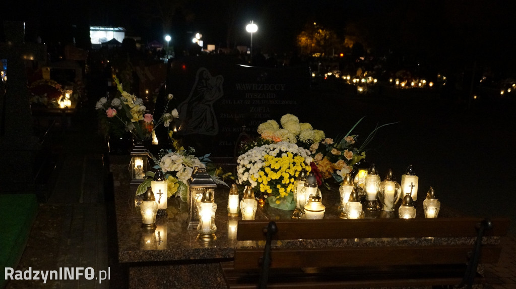 Cmentarz komunalny 1 XI wieczorem - zdjęcia