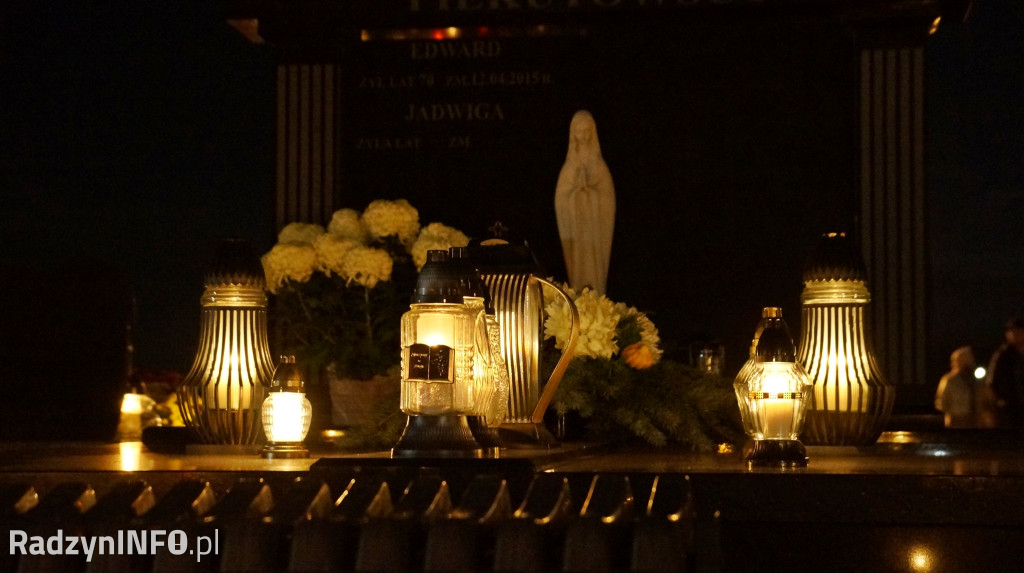 Cmentarz komunalny 1 XI wieczorem - zdjęcia