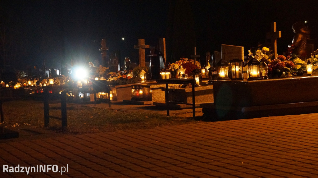 Cmentarz komunalny 1 XI wieczorem - zdjęcia