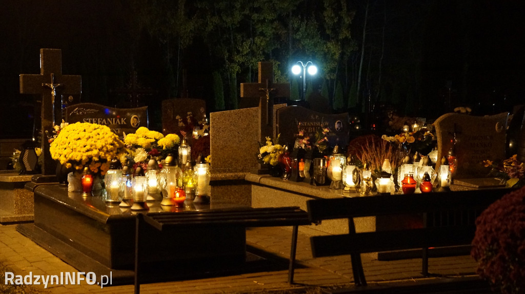 Cmentarz komunalny 1 XI wieczorem - zdjęcia
