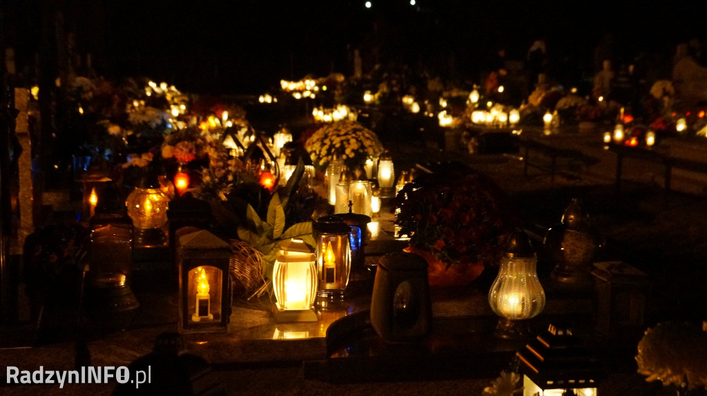 Cmentarz komunalny 1 XI wieczorem - zdjęcia