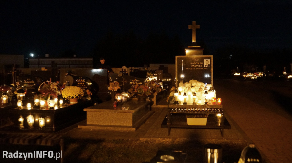 Cmentarz komunalny 1 XI wieczorem - zdjęcia