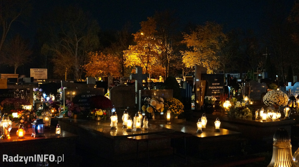 Cmentarz komunalny 1 XI wieczorem - zdjęcia