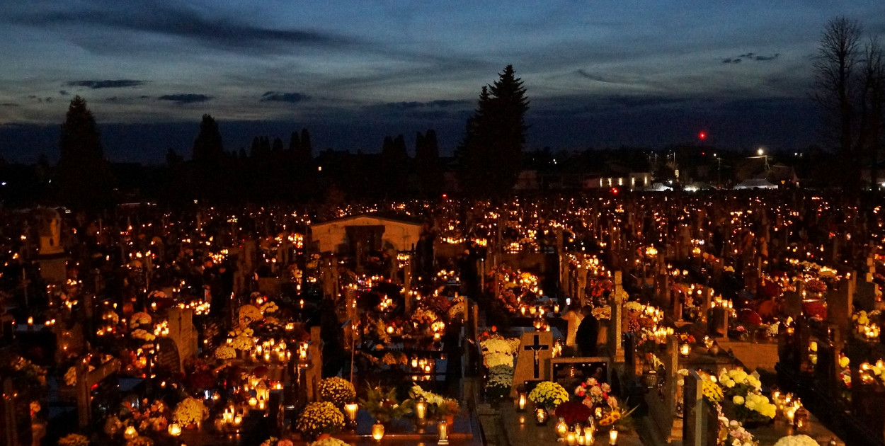 Cmentarz parafialny 1 XI wieczorem