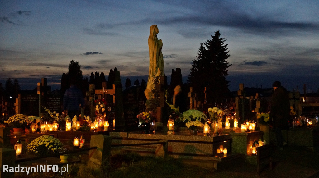 Cmentarz parafialny 1 XI wieczorem