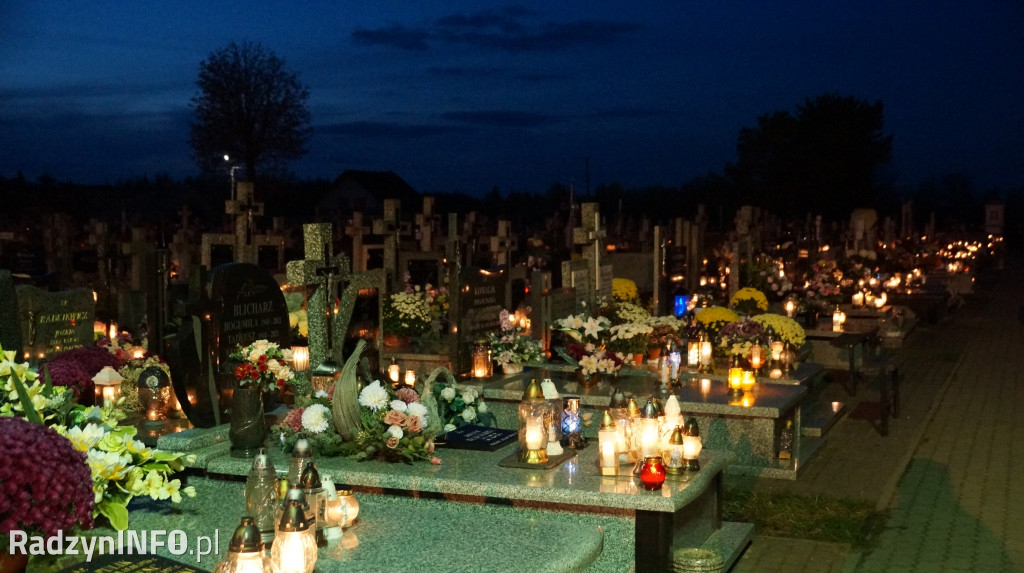 Cmentarz parafialny 1 XI wieczorem