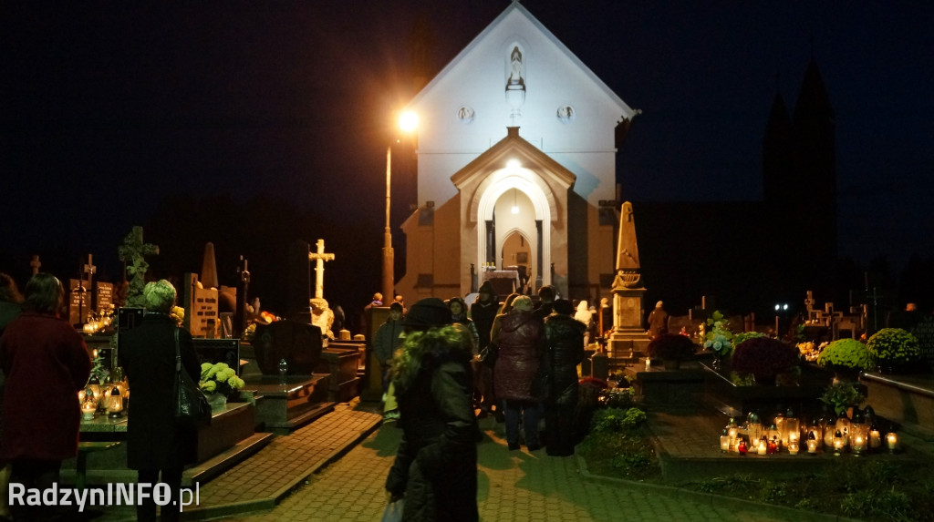 Cmentarz parafialny 1 XI wieczorem