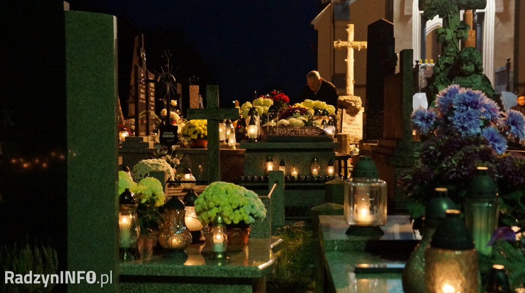Cmentarz parafialny 1 XI wieczorem
