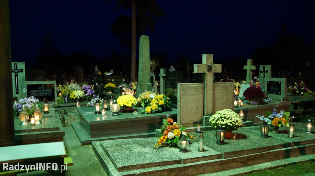 Cmentarz parafialny 1 XI wieczorem