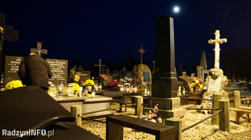 Cmentarz parafialny 1 XI wieczorem