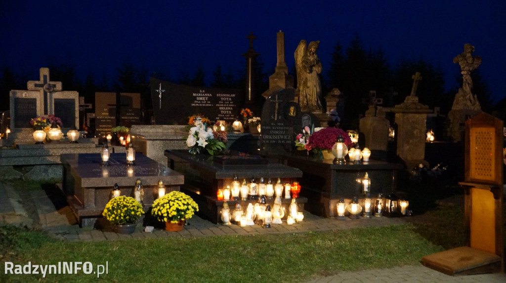 Cmentarz parafialny 1 XI wieczorem