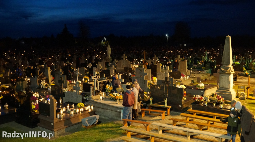 Cmentarz parafialny 1 XI wieczorem