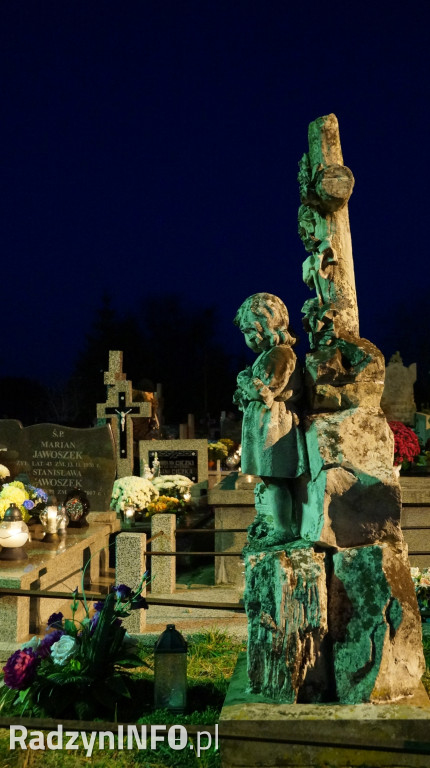 Cmentarz parafialny 1 XI wieczorem