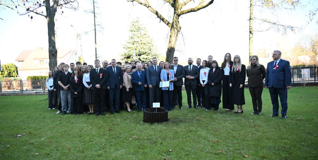 Zasadzenie dębu >Bartuś< na placu I LO w Radzyniu