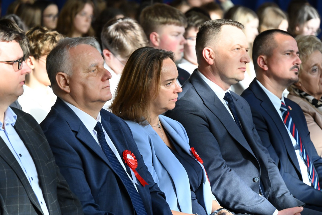 Zasadzenie dębu >Bartuś< na placu I LO w Radzyniu