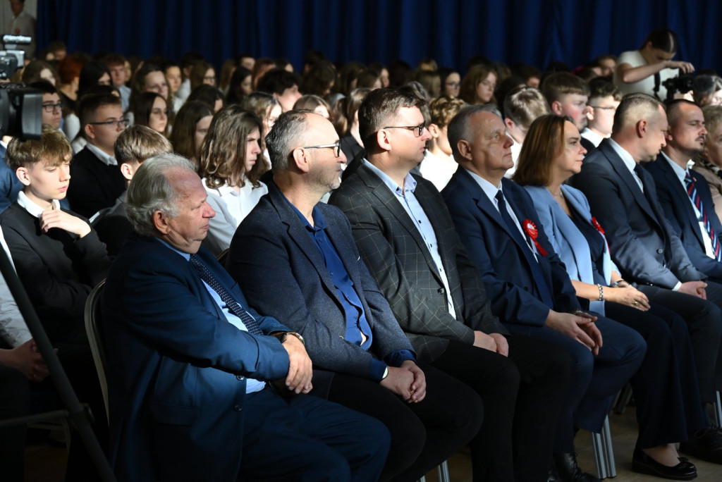 Zasadzenie dębu >Bartuś< na placu I LO w Radzyniu