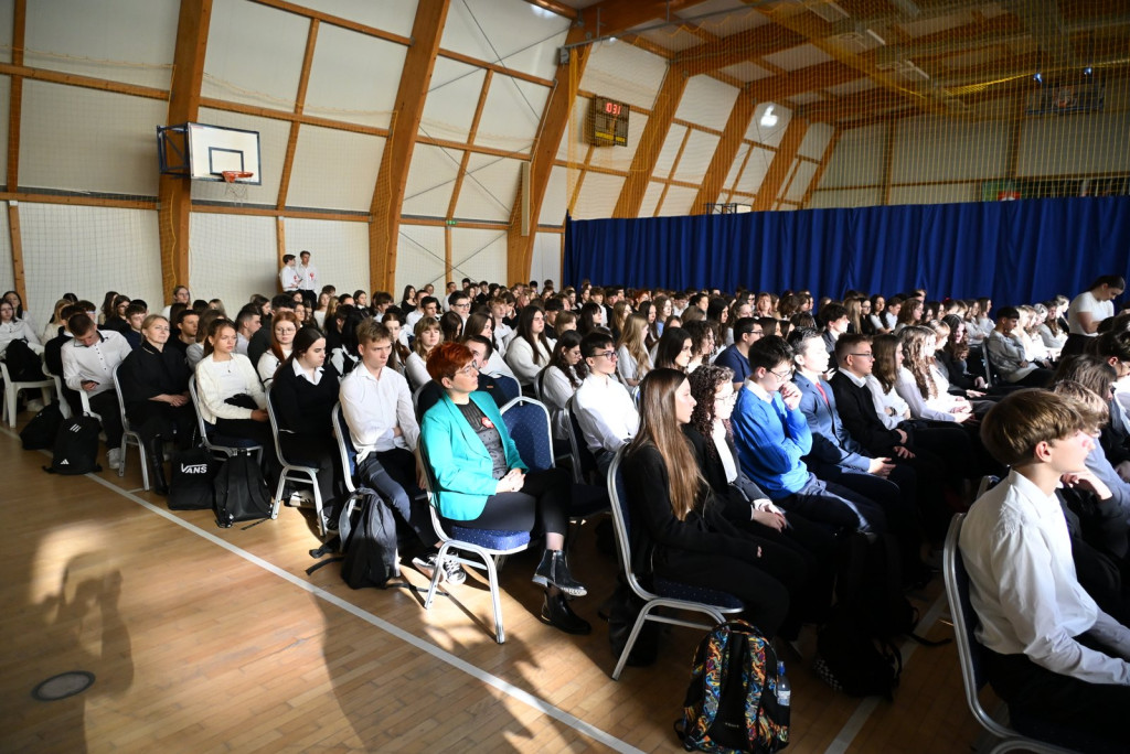 Zasadzenie dębu >Bartuś< na placu I LO w Radzyniu