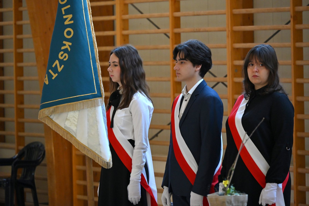 Zasadzenie dębu >Bartuś< na placu I LO w Radzyniu