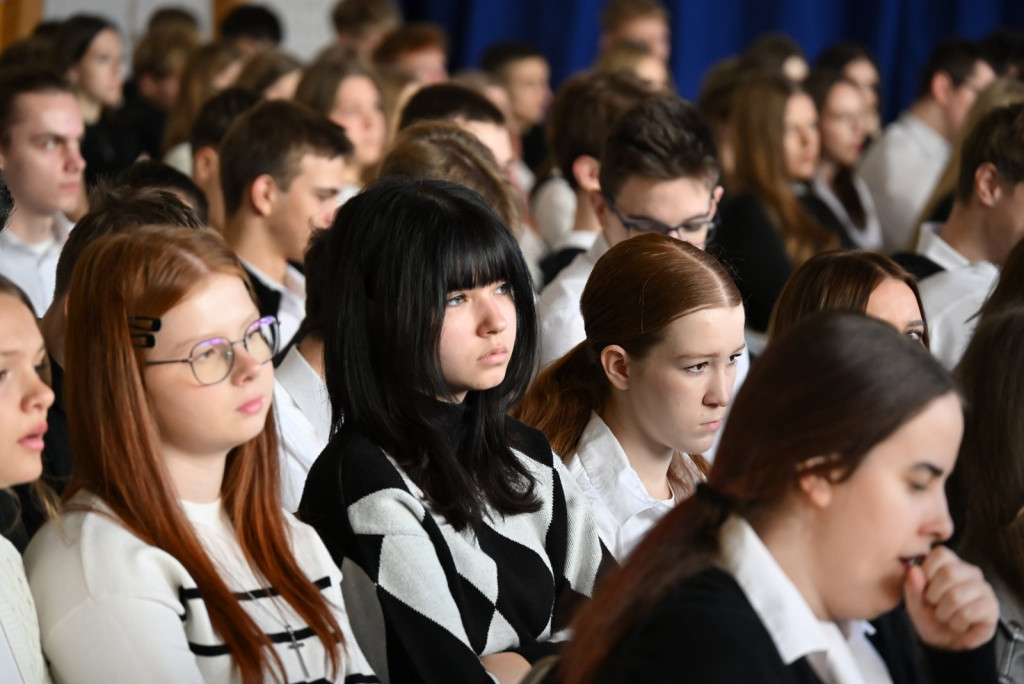 Zasadzenie dębu >Bartuś< na placu I LO w Radzyniu