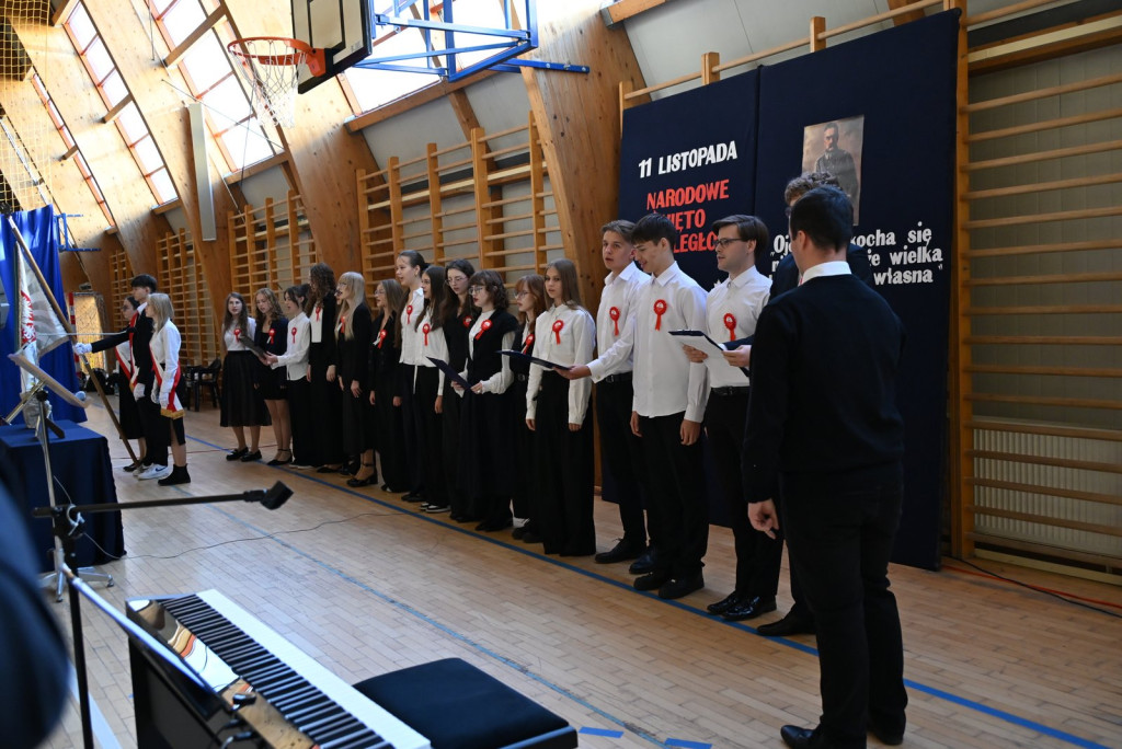 Zasadzenie dębu >Bartuś< na placu I LO w Radzyniu