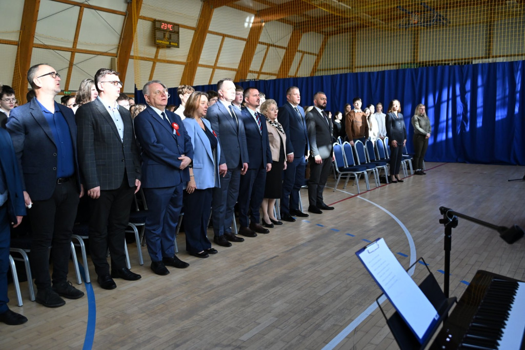 Zasadzenie dębu >Bartuś< na placu I LO w Radzyniu