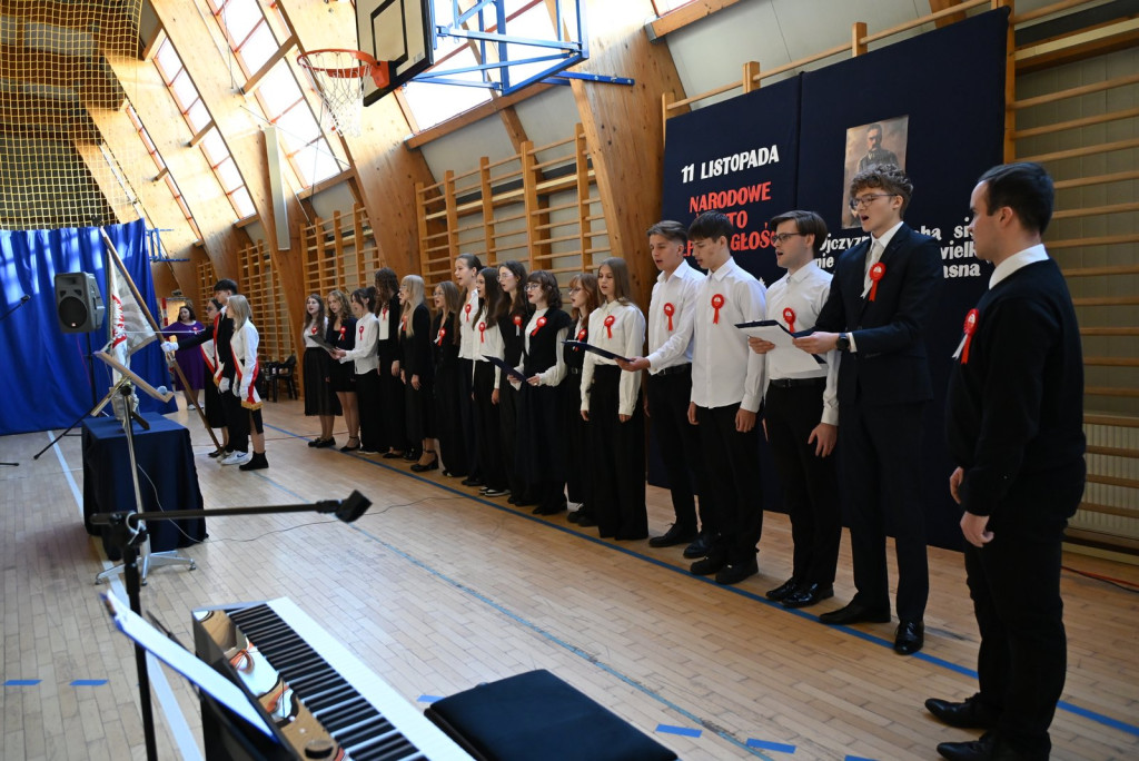 Zasadzenie dębu >Bartuś< na placu I LO w Radzyniu