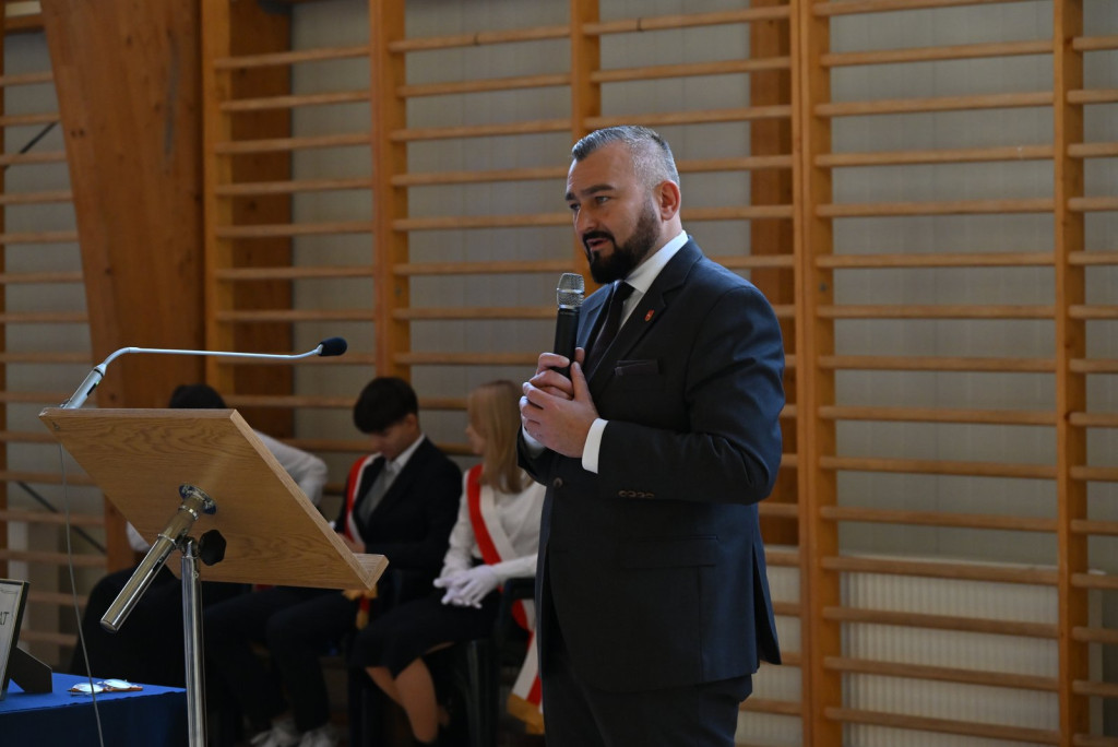 Zasadzenie dębu >Bartuś< na placu I LO w Radzyniu