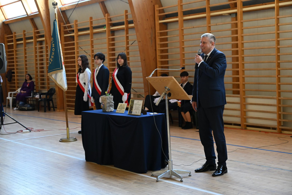 Zasadzenie dębu >Bartuś< na placu I LO w Radzyniu