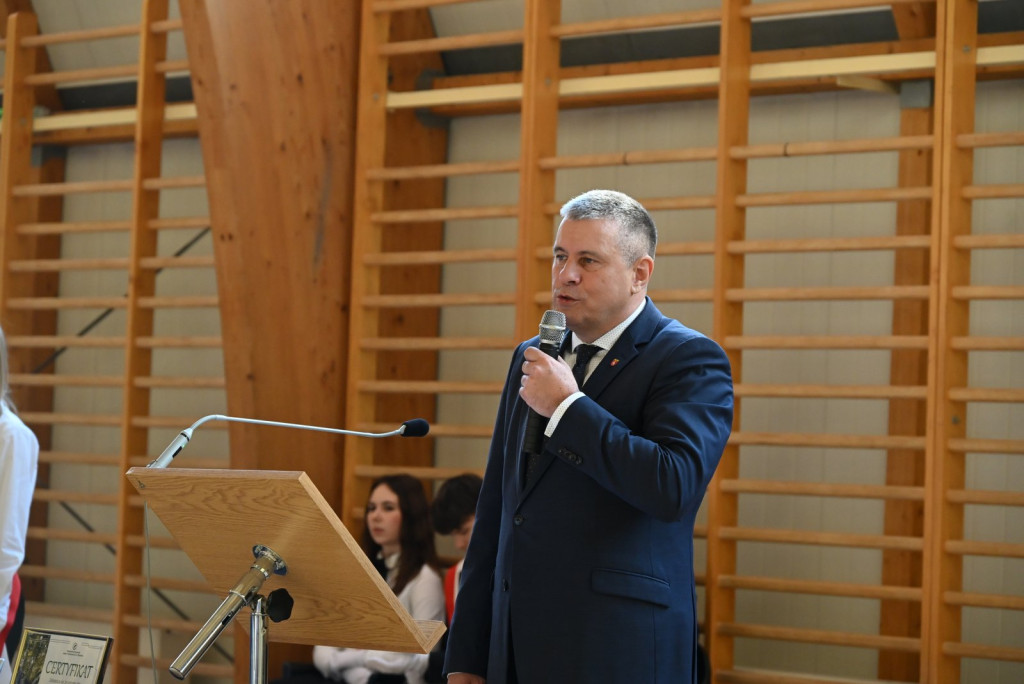 Zasadzenie dębu >Bartuś< na placu I LO w Radzyniu