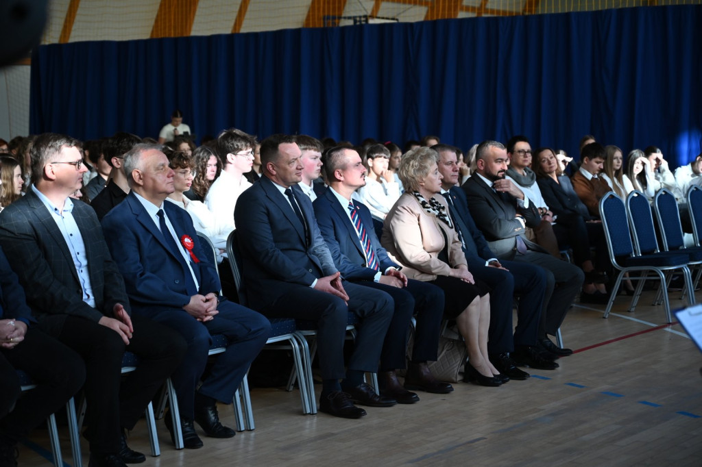 Zasadzenie dębu >Bartuś< na placu I LO w Radzyniu