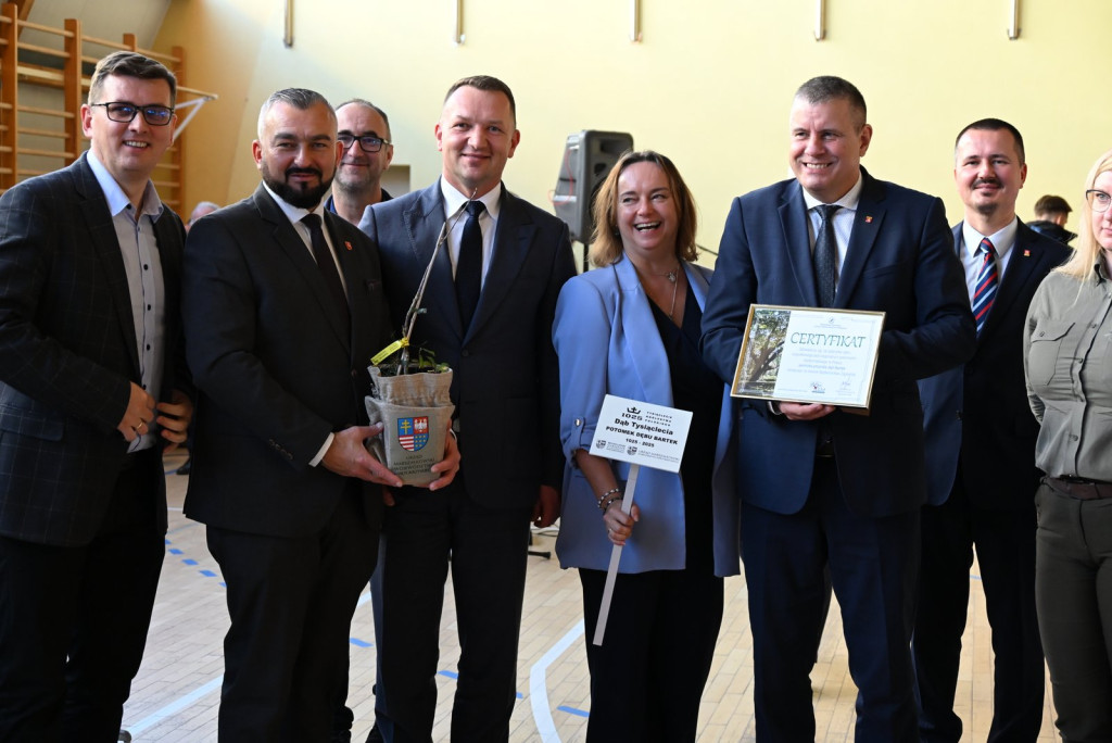 Zasadzenie dębu >Bartuś< na placu I LO w Radzyniu