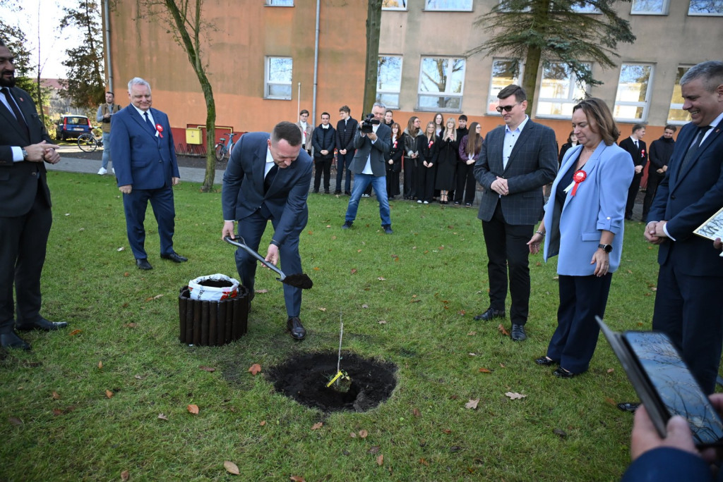 Zasadzenie dębu >Bartuś< na placu I LO w Radzyniu