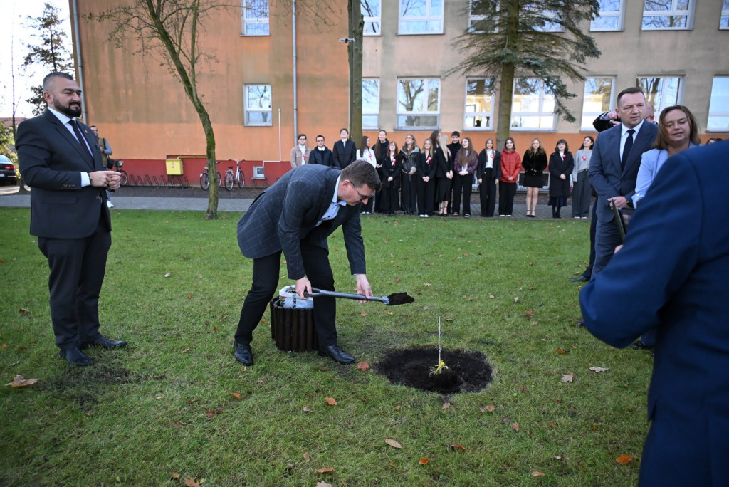 Zasadzenie dębu >Bartuś< na placu I LO w Radzyniu