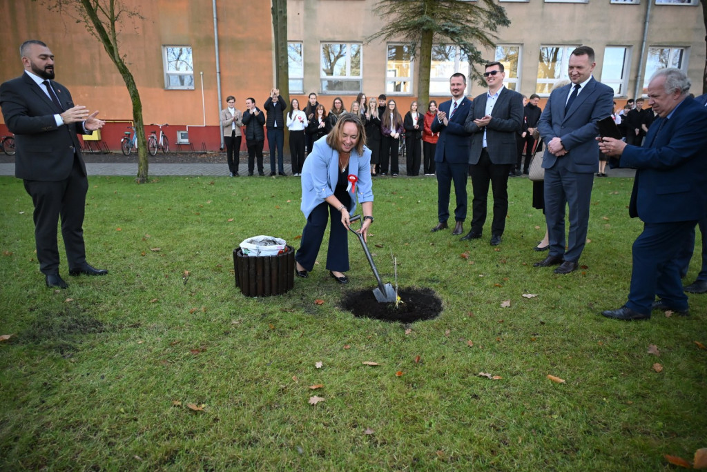 Zasadzenie dębu >Bartuś< na placu I LO w Radzyniu