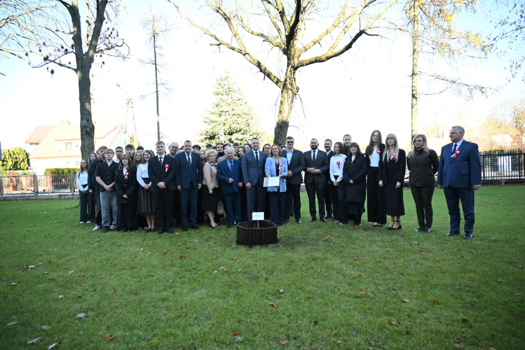 Zasadzenie dębu >Bartuś< na placu I LO w Radzyniu