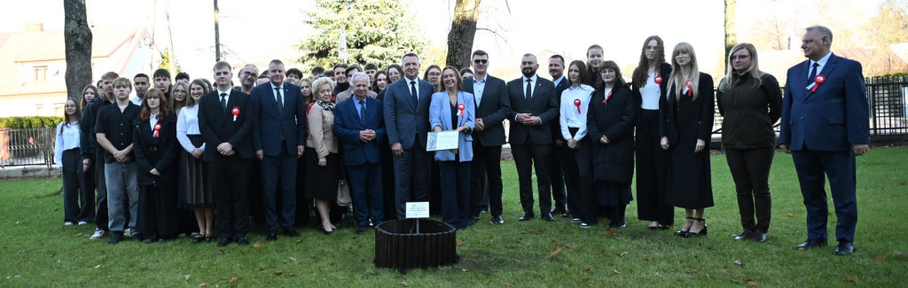 Zasadzenie dębu >Bartuś< na placu I LO w Radzyniu